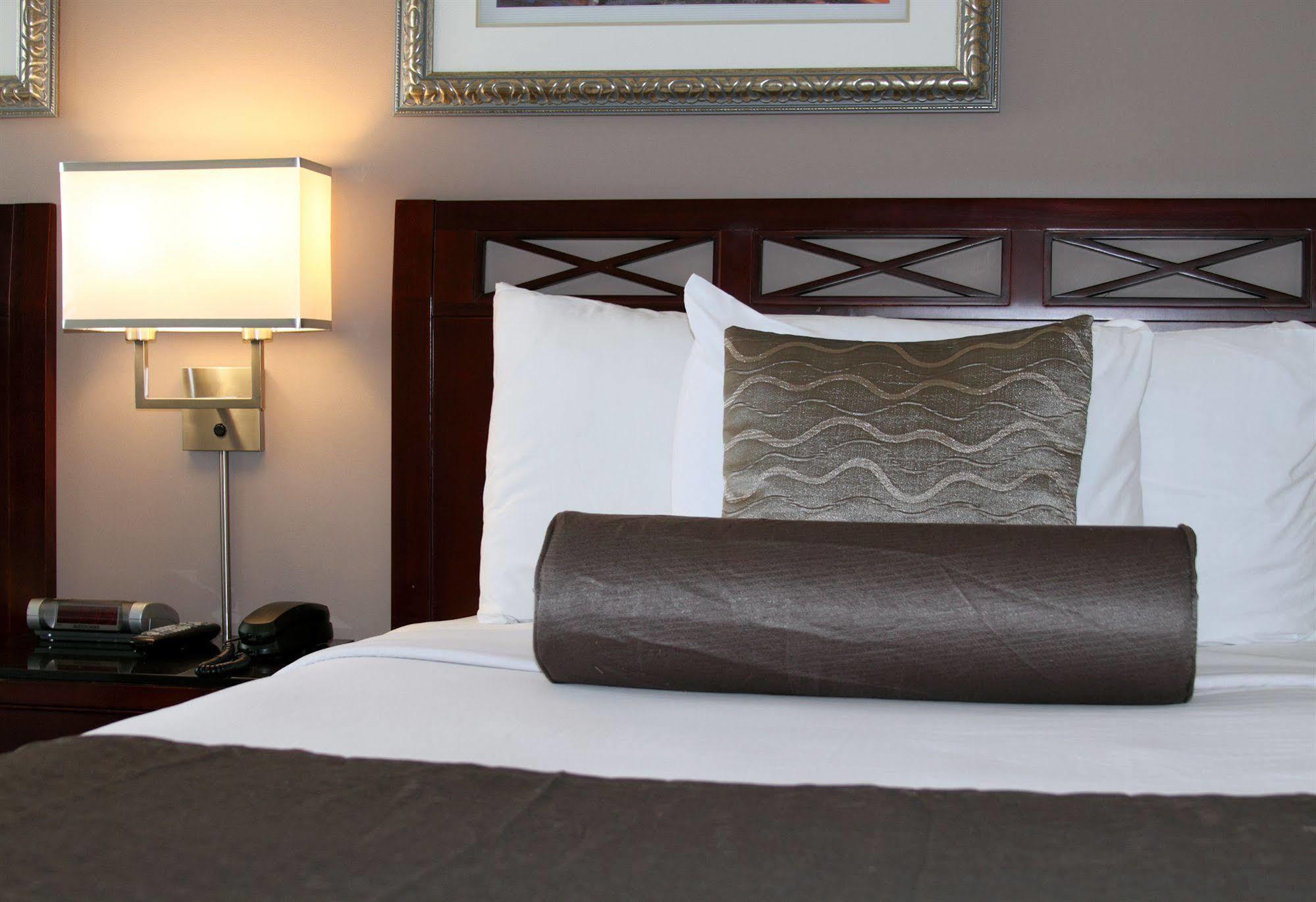 Red Lion Inn And Suites Victoria Saanich Buitenkant foto